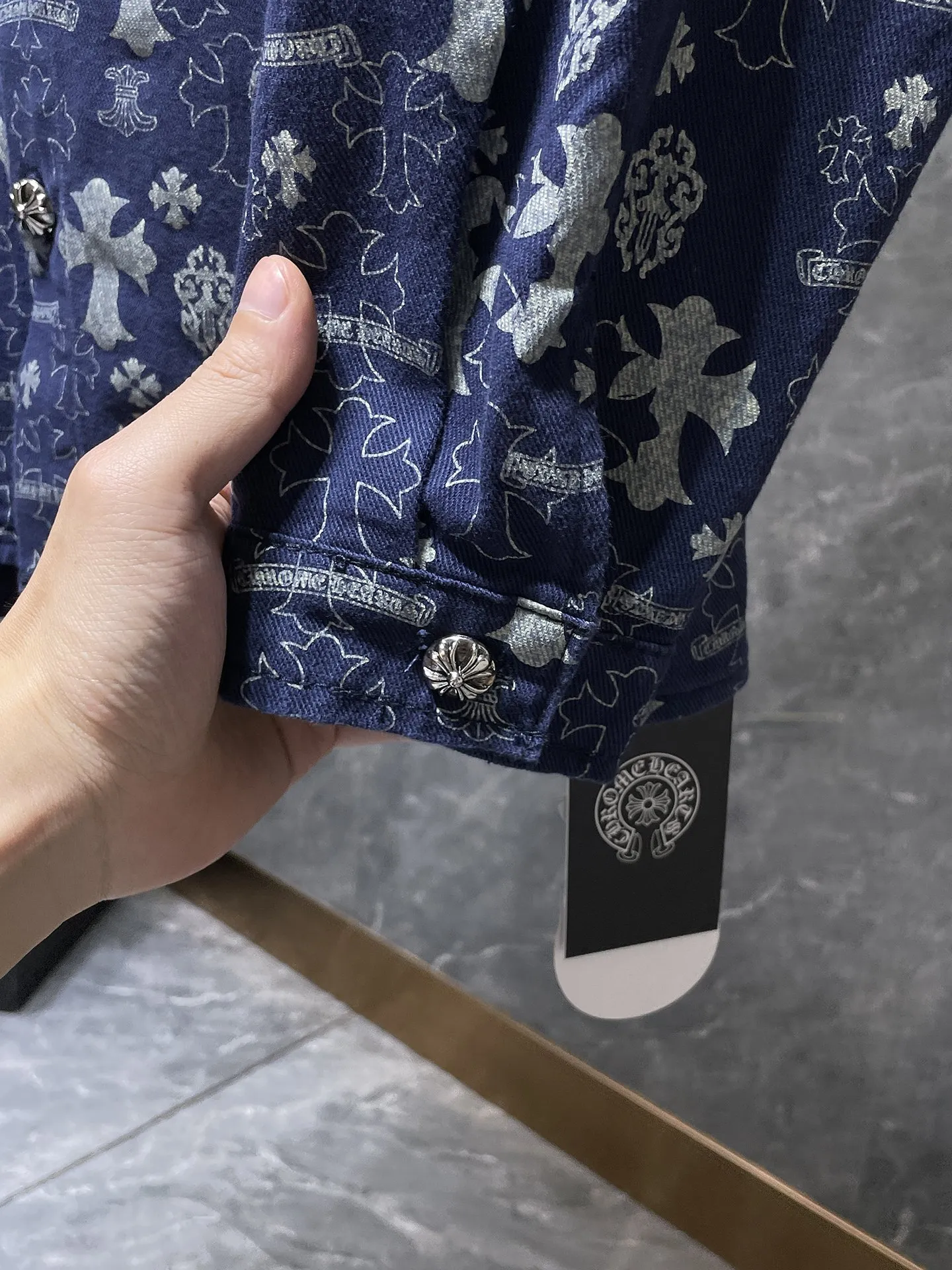 P276 Chrome Hearts🍁Shirt Series🍁 Classic cross-printed denim shirt jacket. Exclusively custom-woven and dyed. 100% pure cotton. High-gram weight denim all-printed fabric. High-tech washing! Original hardware mold opening!  ⭐Original version ⭐Can be worn with denim in all seasons 🌈Recommended colors: custom washed denim blue, denim pink 🌈Code numbers: S, M, L, XL